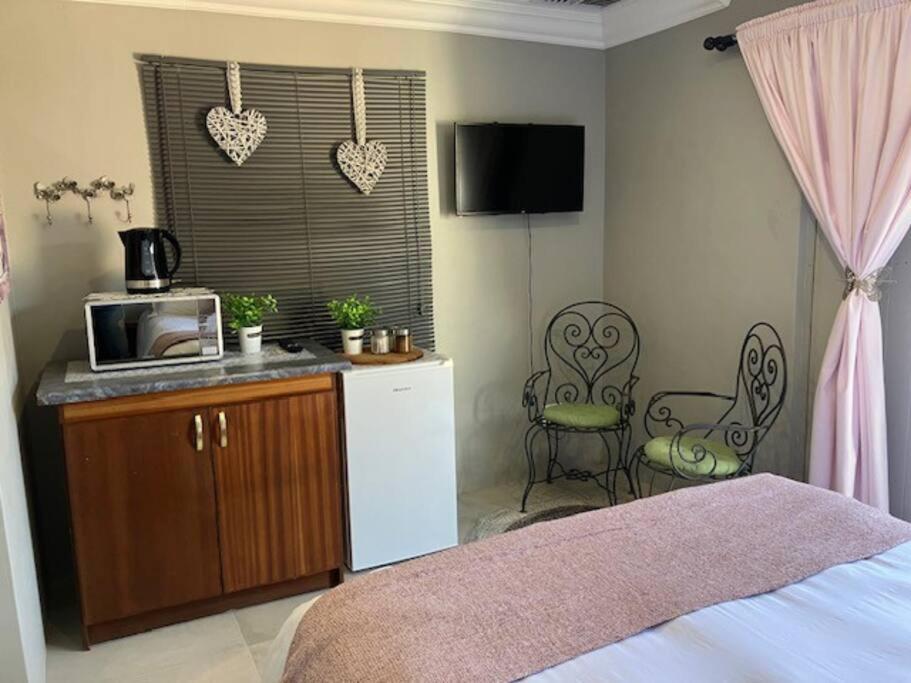 Stellies Accommodation - Room 2 Keetmanshoop Extérieur photo
